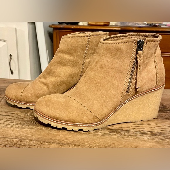 Toms Shoes - TOMS Wmens 7.5 AVERY Leather Wedge Heel Ankle Booties Round Toe BOHO Faux Suede